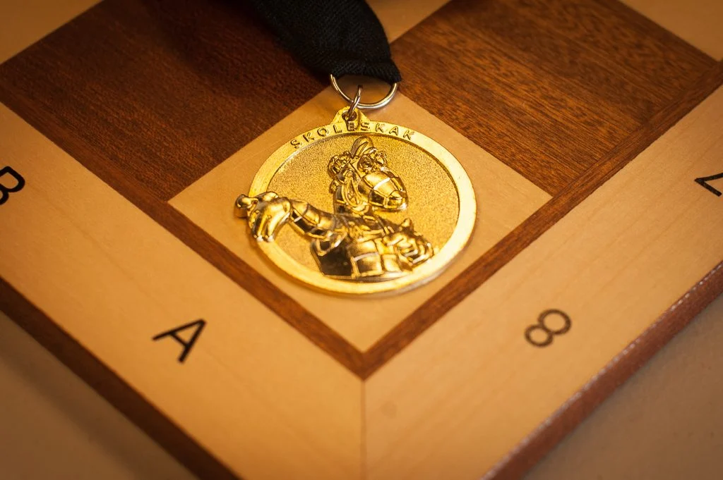 Skolschackmedalj på ett schackbräde.