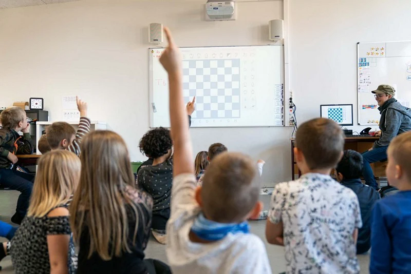 Elever arbetar med skolschack på tavlan i klassrummet.